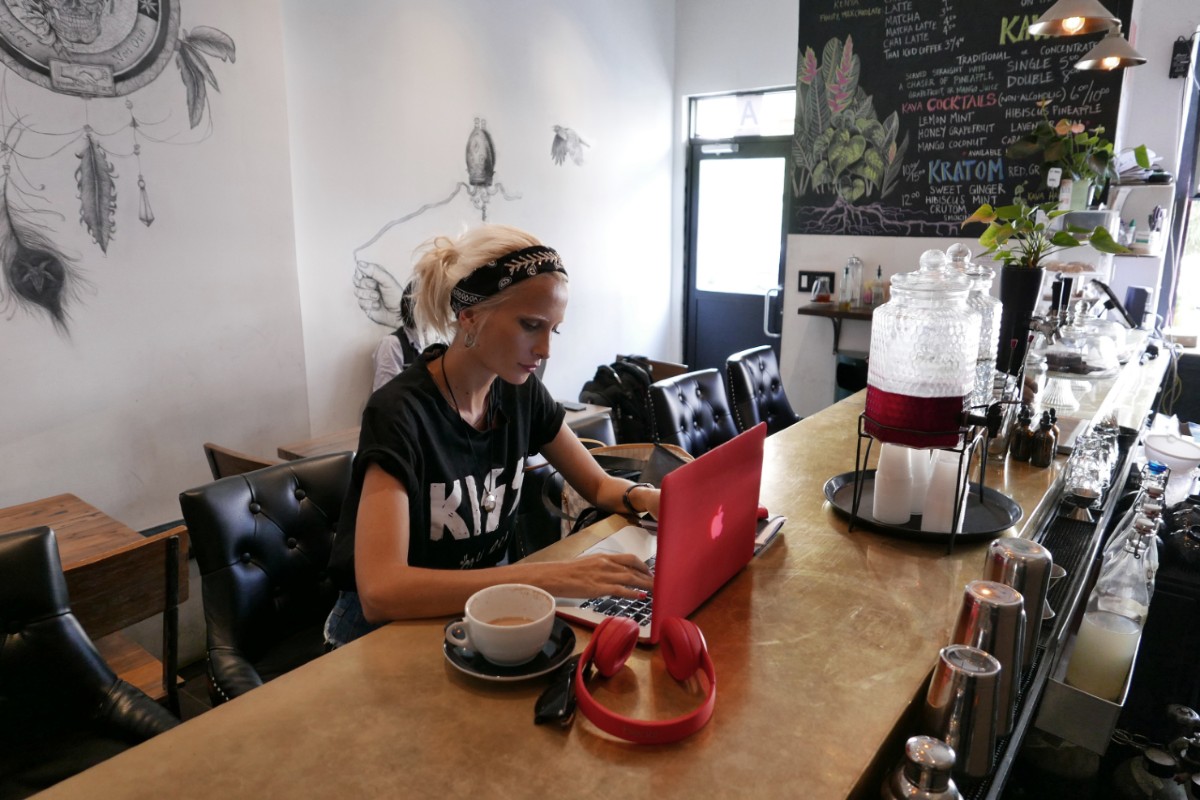 Mulher trabalhando em um café